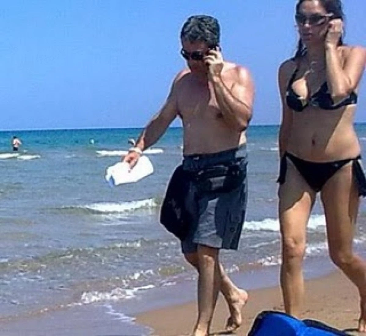 Απίστευτες σκηνές: Ξεφτίλισαν τον Λοβέρδο στην παραλία κι εκείνος ζητούσε εξηγήσεις